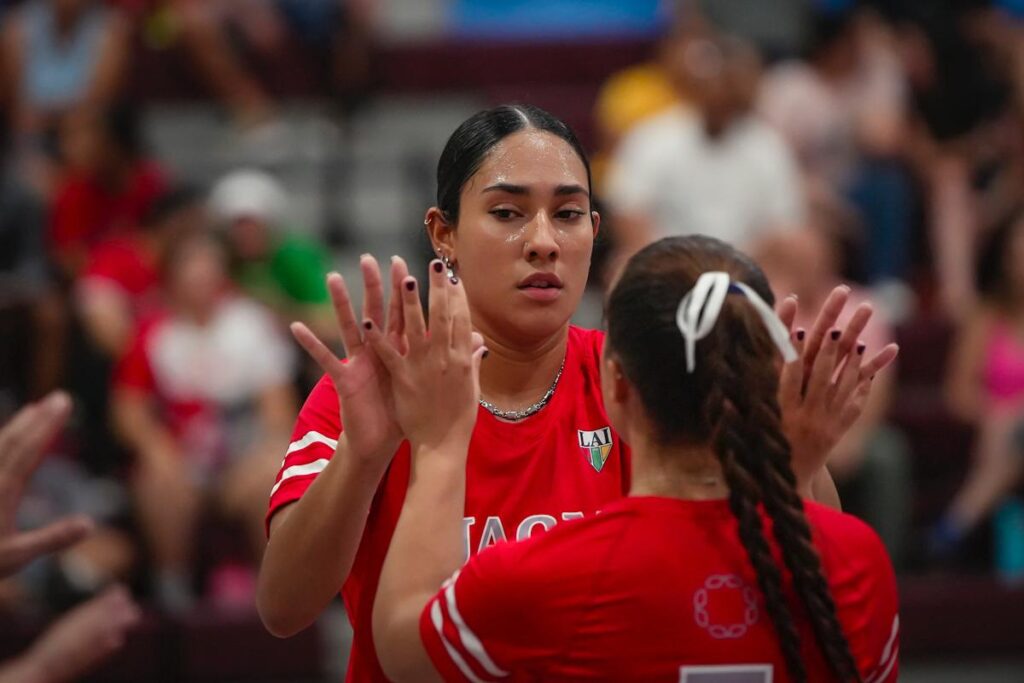 las taínas de la universidad ana g. méndez mantienen su invicto en el voleibol de la lai. (luis ortiz lai)