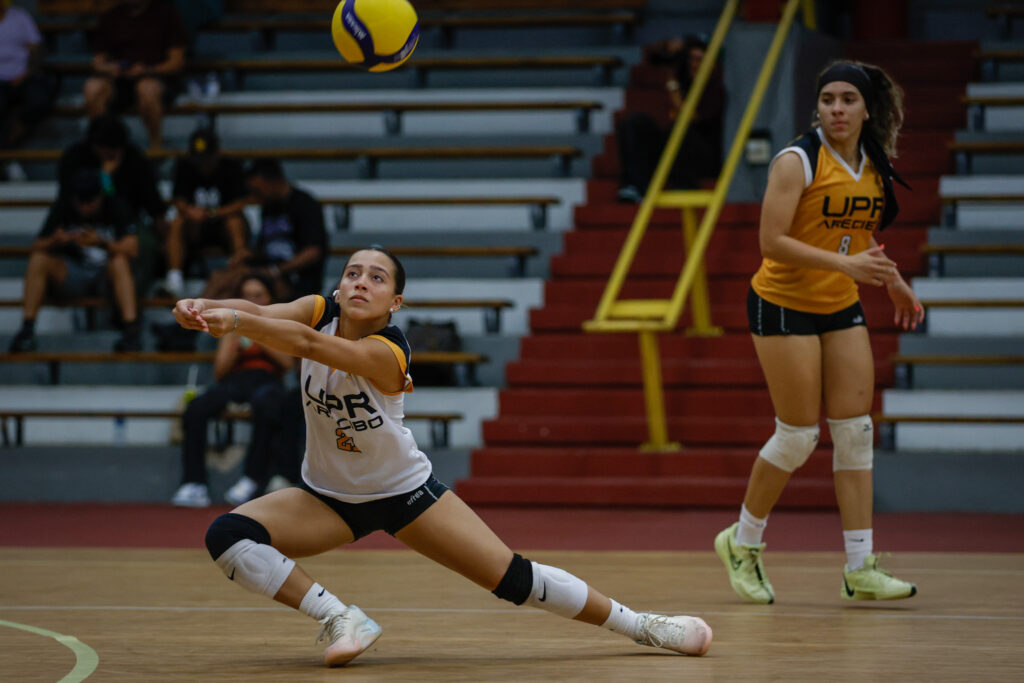 lianelys duran delgado divide su tiempo en dos prestigiosas ligas del voleibol nacional y sus estudios en la upr de arecibo. (kendall torres lai)