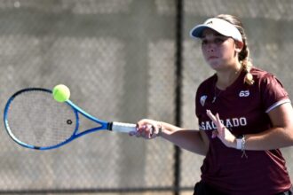 el tenis tiene este lunes a las tintoreras de la upr de aguadilla y las delfinas de la usc en un partido que podrá definir la estadía de un equipo en el torneo universitario. (l. minguela lai)