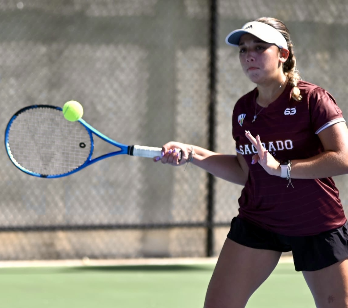 el tenis tiene este lunes a las tintoreras de la upr de aguadilla y las delfinas de la usc en un partido que podrá definir la estadía de un equipo en el torneo universitario. (l. minguela lai)