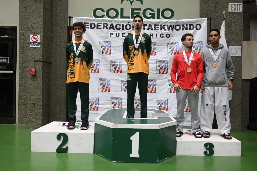 en el centro kariel cruz atleta más valioso de la rama masculina del campeonato de taekwondo de la lai. (luis f. minguela lai)