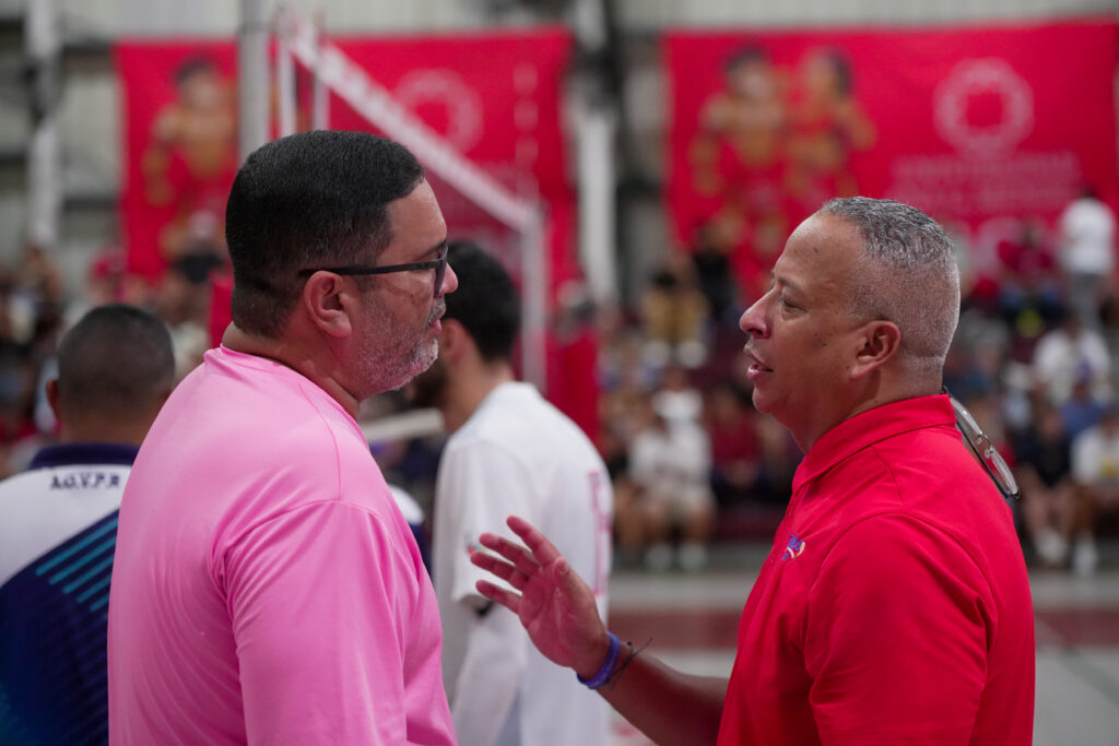 juan albarrán y juan carlos núñez sacan de tiempo para apoyar a su equipo de la nfl en la temporada del voleibol de la lai. (luis ortiz | lai)