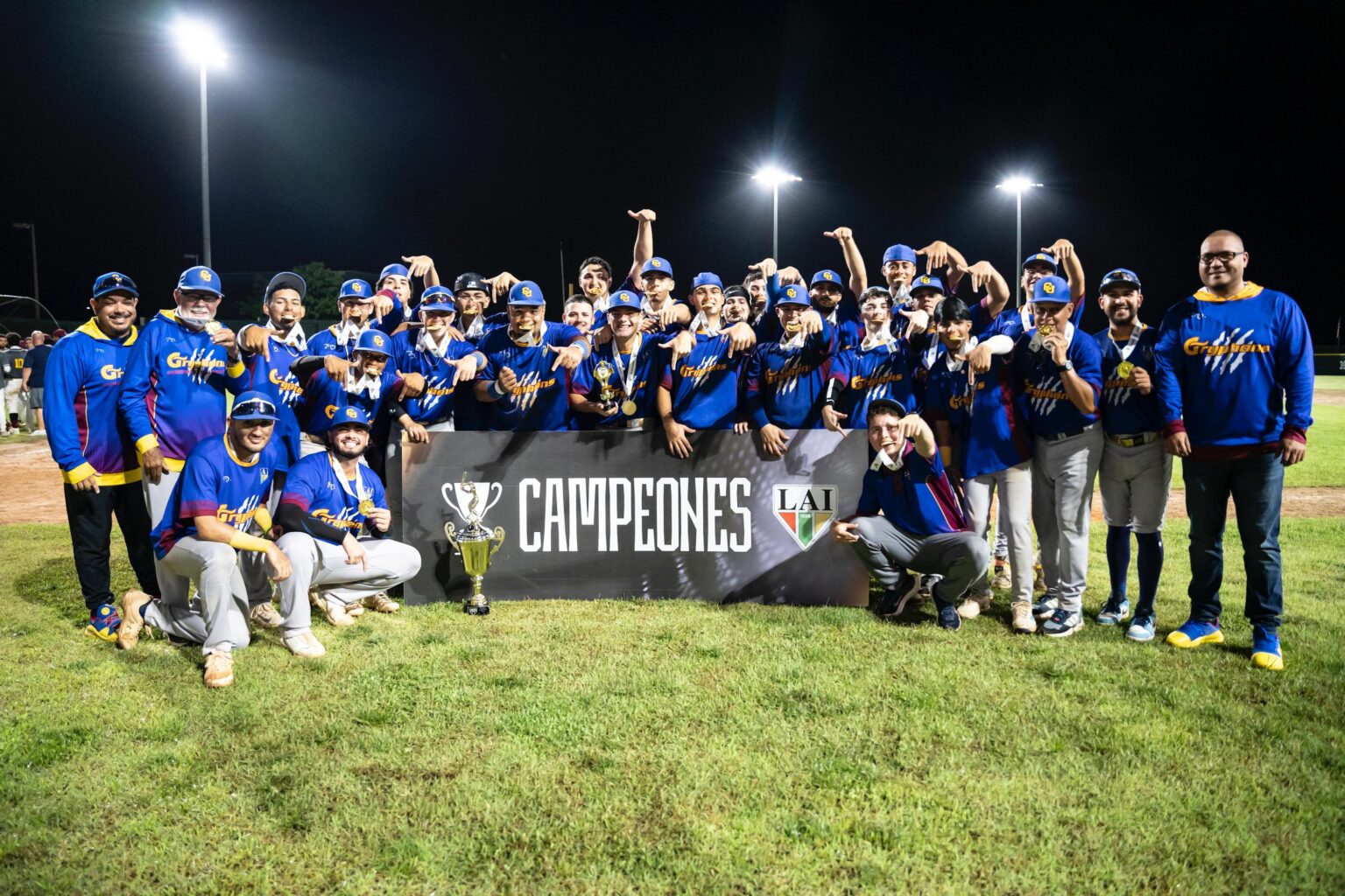 campeones. los gryphons de la caribbean ganan su tercer título en béisbol de la lai.jpeg (luis ortiz lai)