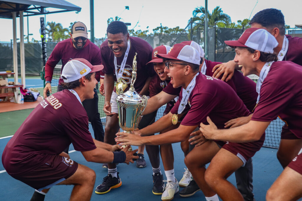 celebración por todo lo alto para el equipo de tenis de sagrado. (kendall torres)