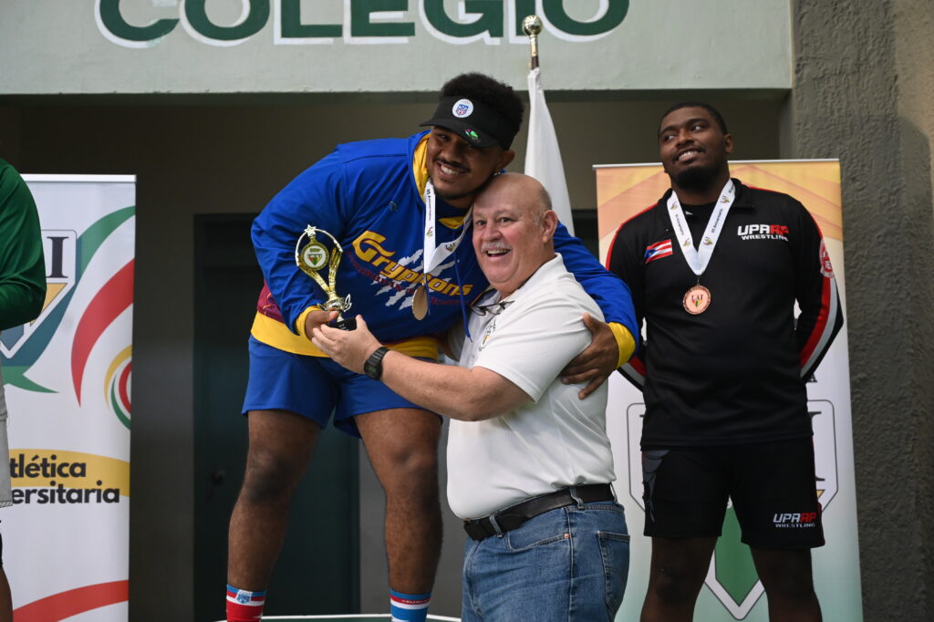 el comisionado de la lai, jorge o. sosa, recibió el cariño del luchador olímpico jonovan smith durante la premiación de atletas más valioso. (luis f. minguela lai)