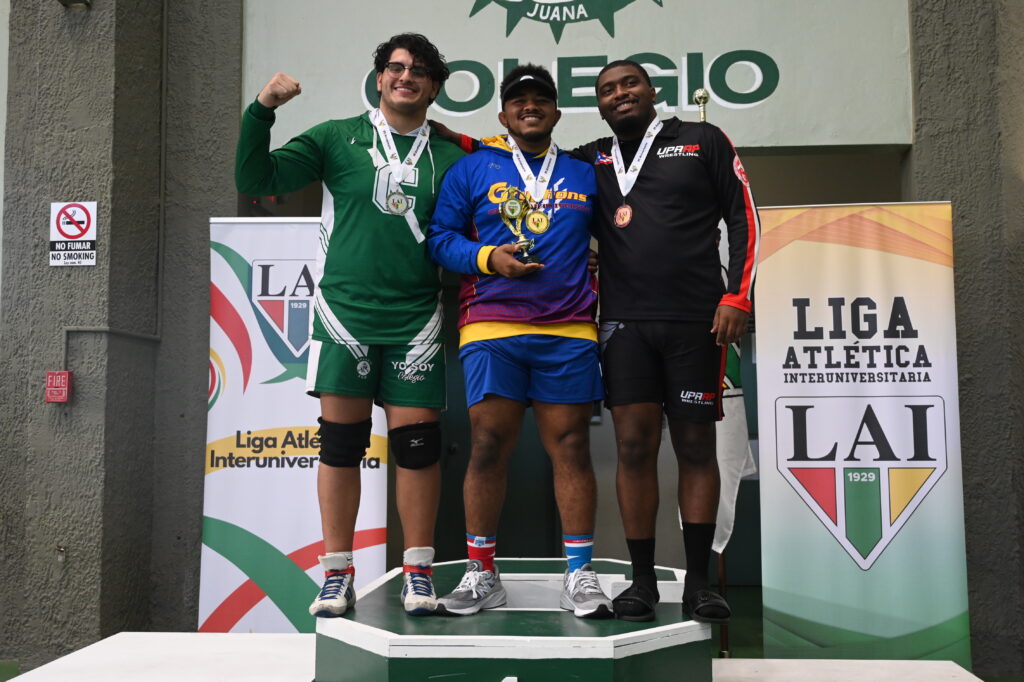 el luchador olímpico y de caribbean university jonovan smith celebra su campeonato y premio más valioso con sus compañeras de competencia. (luis f. minguela lai)