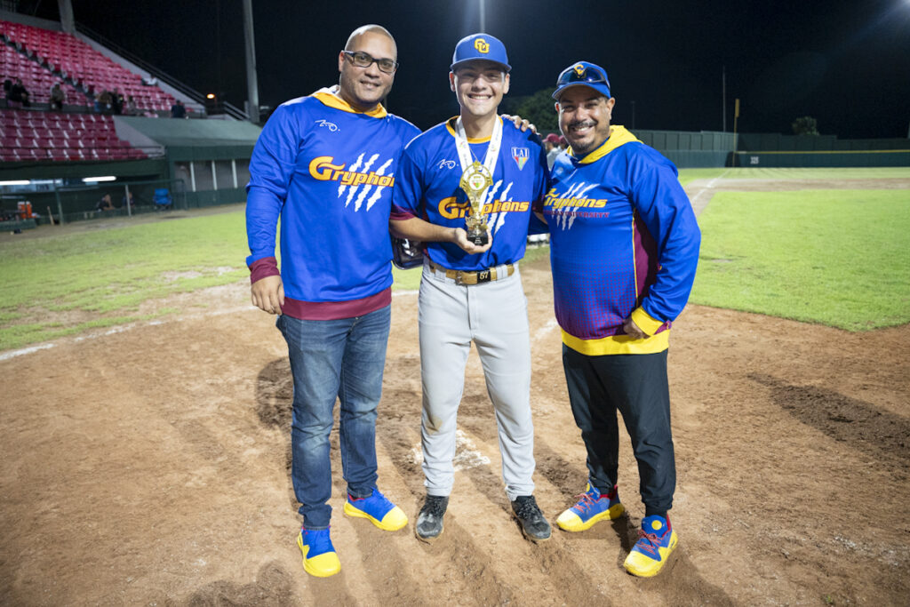 en el centro, michael rivera, jugador más valioso de la final de béisbol. (luis ortiz lai)