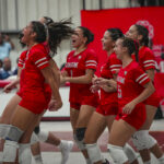 en grande la celebración de las tetracampeonas taínas de la uagm por derrotar en cuatro parciales a las juanas de la upr de mayagüez en el primer partido de la final lai. (luis ortiz lai)