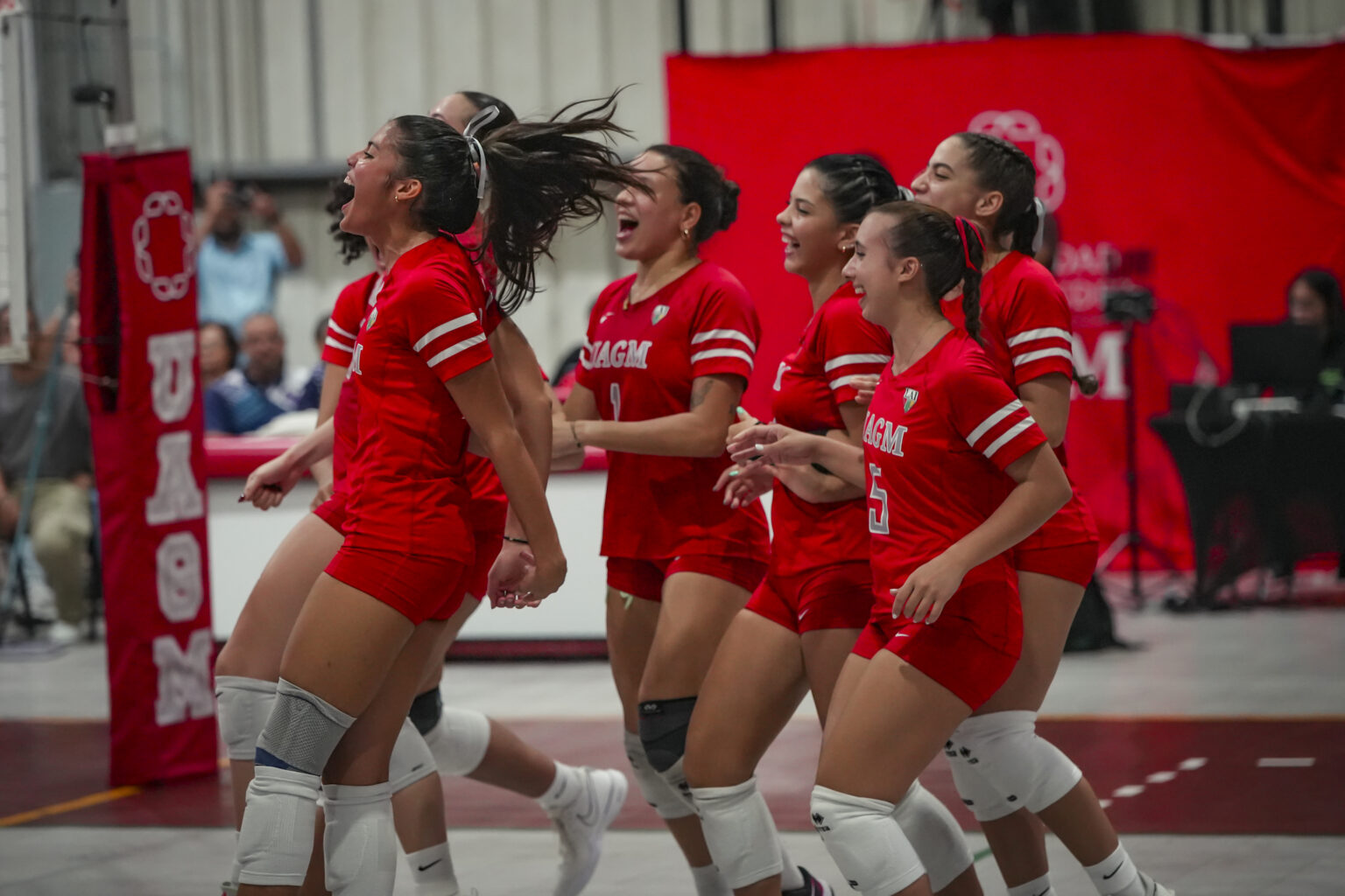 en grande la celebración de las tetracampeonas taínas de la uagm por derrotar en cuatro parciales a las juanas de la upr de mayagüez en el primer partido de la final lai. (luis ortiz lai)