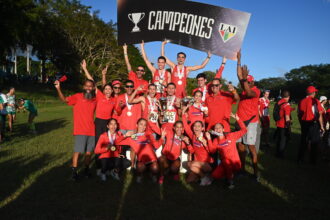 grande la celebración. los nuevos campeones del campo traviesa. (luis f. miguela lai)