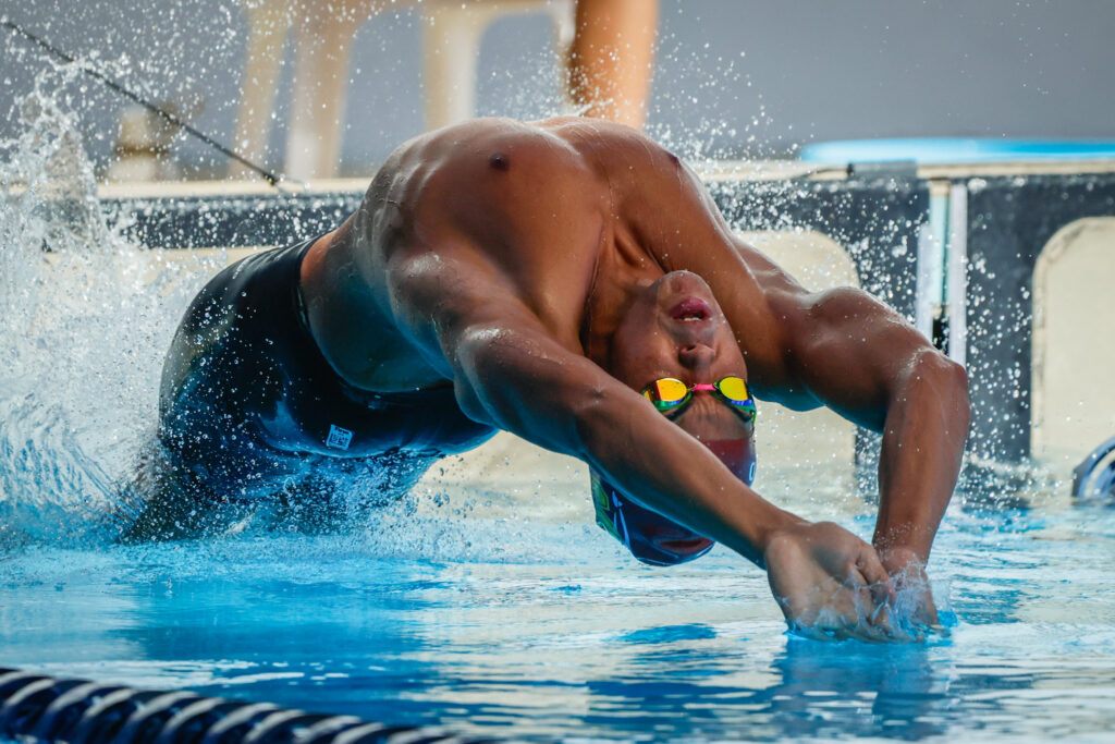 los delfines de la usc cierran el primero de tres días al puntero de tabla de posiciones del campeonato de piscina corta de la lai en el natatorio de san juan. (kendall torres lai)