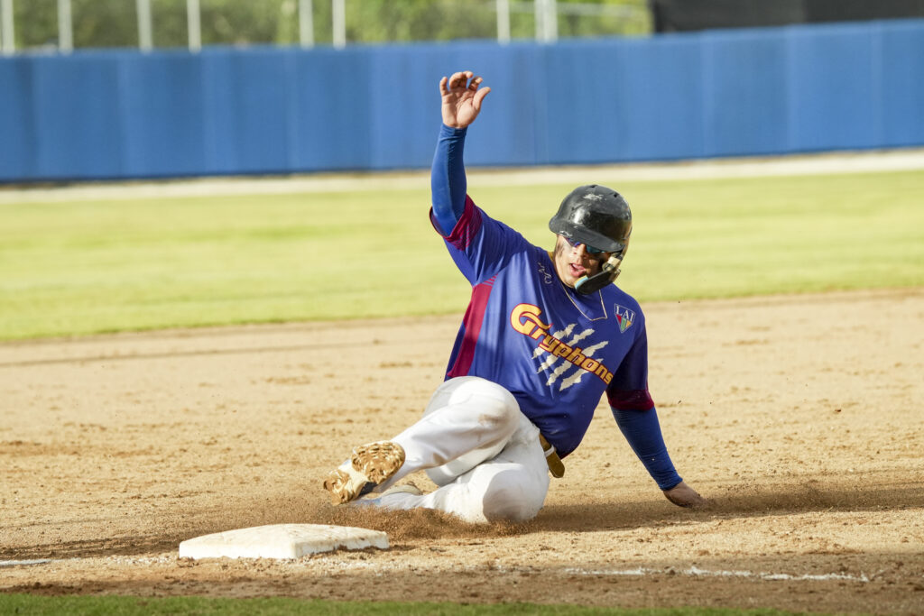 los gryphons de la caribbean ganaron 8 2 el primer partido de la final de béisbol de la lai a los visitantes búhos de la upr de humacao. (luis ortiz lai)