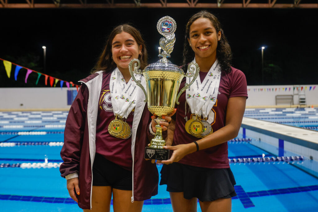 michelle ramírez y daniela pacheco atletas más valiosa de la piscina corta lai.jpg (kendall torres lai)