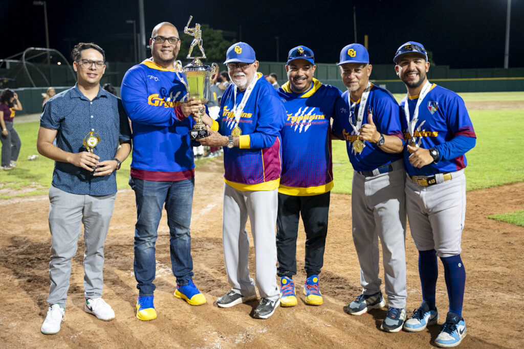 tony fontánez recibir el trofeo de campeón de béisbol en la lai. (luis ortz lai)