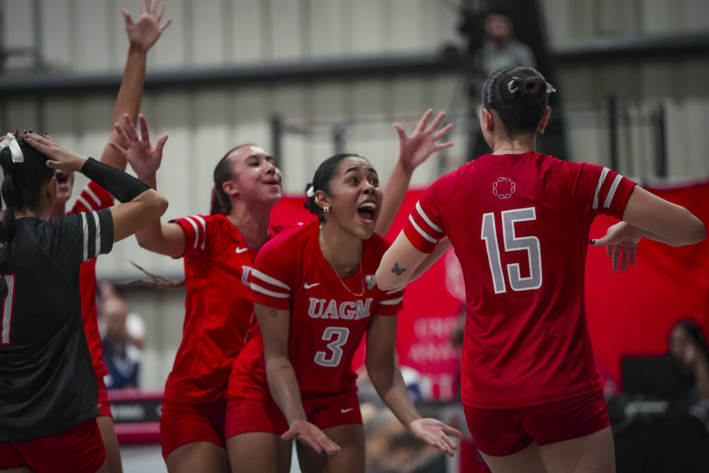 valeria flores capitana de la uagm celebra la primera victoria de su equipo en la final de voleibol lai. (luis ortiz lai)