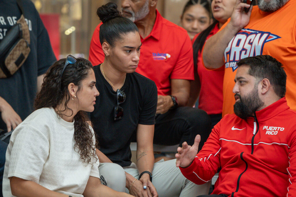 apoyando a la lai. tayra meléndez y ashley torres junto a leonel Ánviles del programa nacional 3x3 entre los presentes este martes en mall of san juan.jpg (luis ortiz lai)