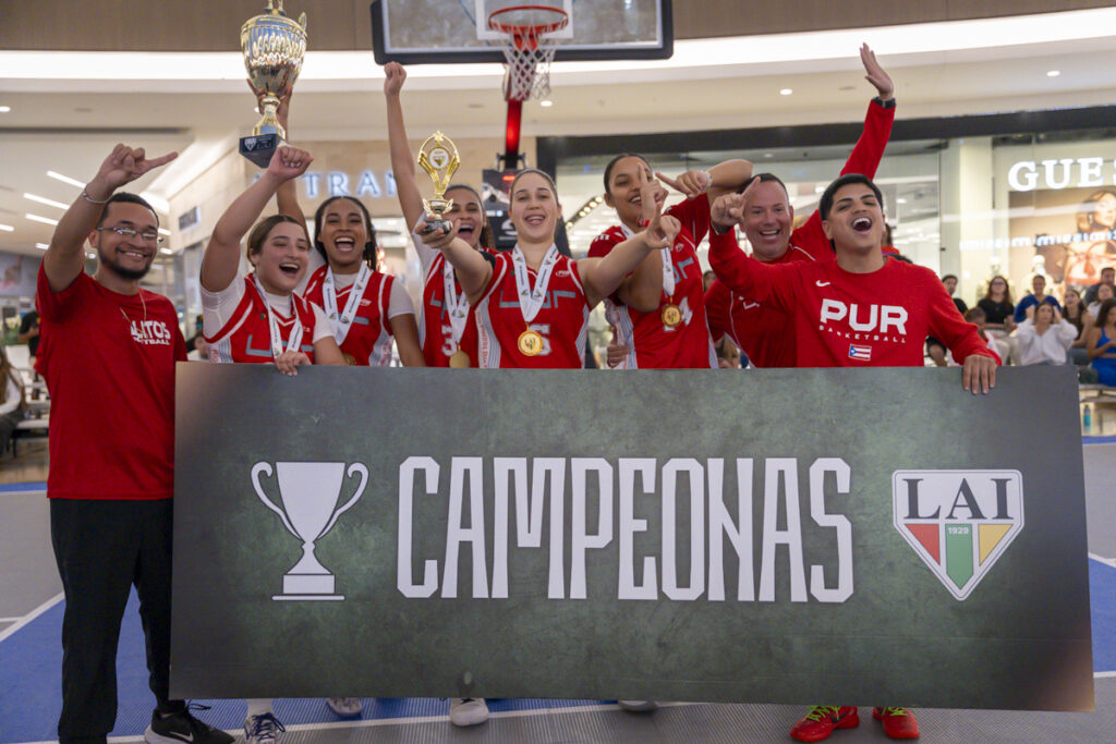 celebración en grande para las jerezanas de la upr de río piedras por ser las primeras campeonas del baloncesto 3x3 de la lai. (luis ortiz lai)