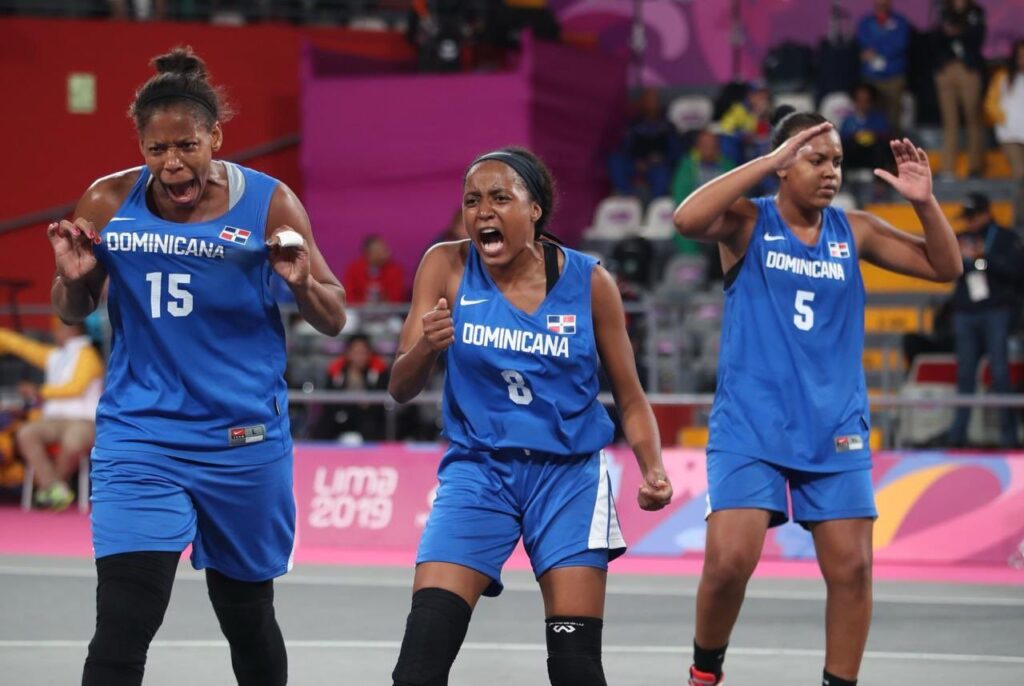 en el centro, nelsy sentil almonte, celebra su medalla de bronce en lima 2019 con el equipo de 3x3 de república dominicana.jpeg (ernesto beltré:comité olímpico dominicano 