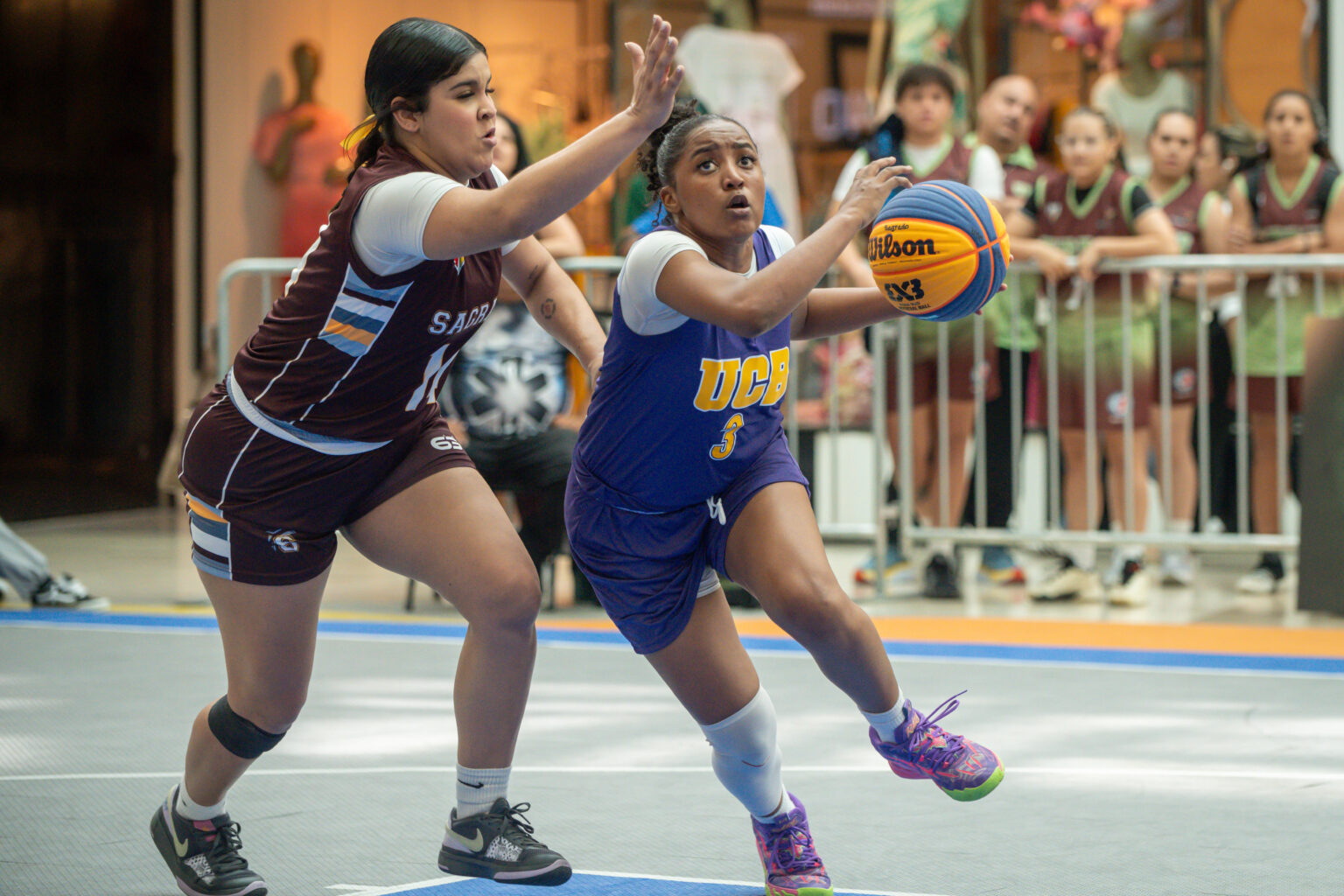 las delfinas de la usc y las halconas de ucb abrieron el debut del baloncesto 3x3 de la lai en mall of san juan.jpg (luis ortiz lai)