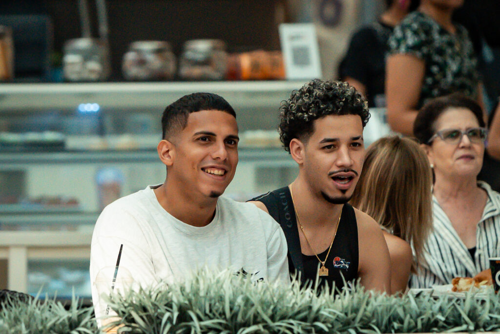 luis cuascut integrante del programa nacional de 3x3 y esgresado de la upr de bayamón apoyando a las féminas en mall of san juan.jpg (luis ortiz lai)