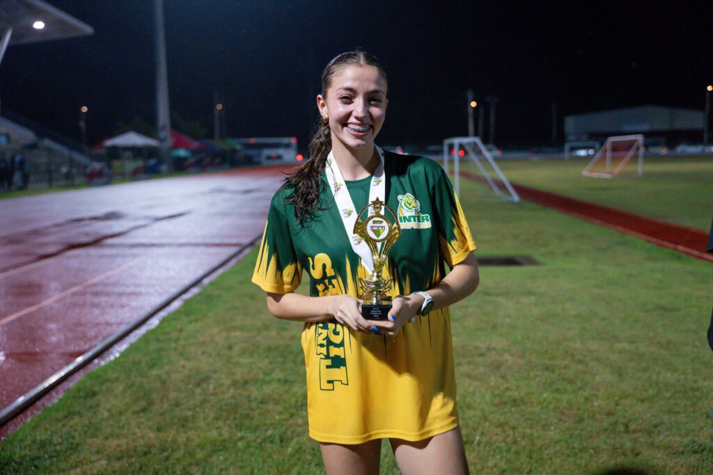 alejandra vélez atleta más valiosa de los campeonatos de relevos.jpeg (luis ortiz lai)