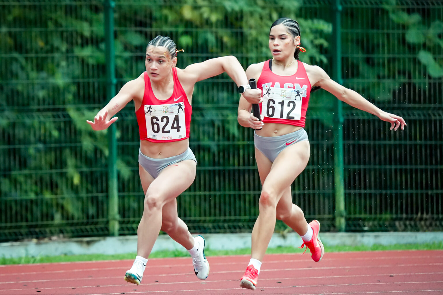 gladymar torres recibe el batón de natalie pagán en el relevo que impuso nueva marca para la lai en el 4x100 metros. (luis ortiz lai)