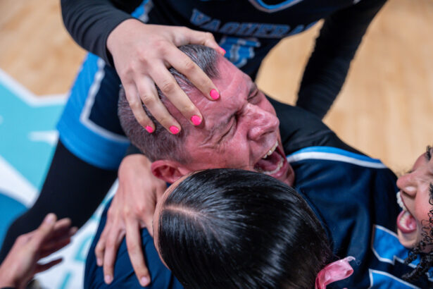 el dirigente de las vaqueras de la upr de bayamón y de la selección olímpica de puerto rico, gerardo jerry batista grita de la emoción tras ganar su campeonato.jpg (luis ortiz lai)