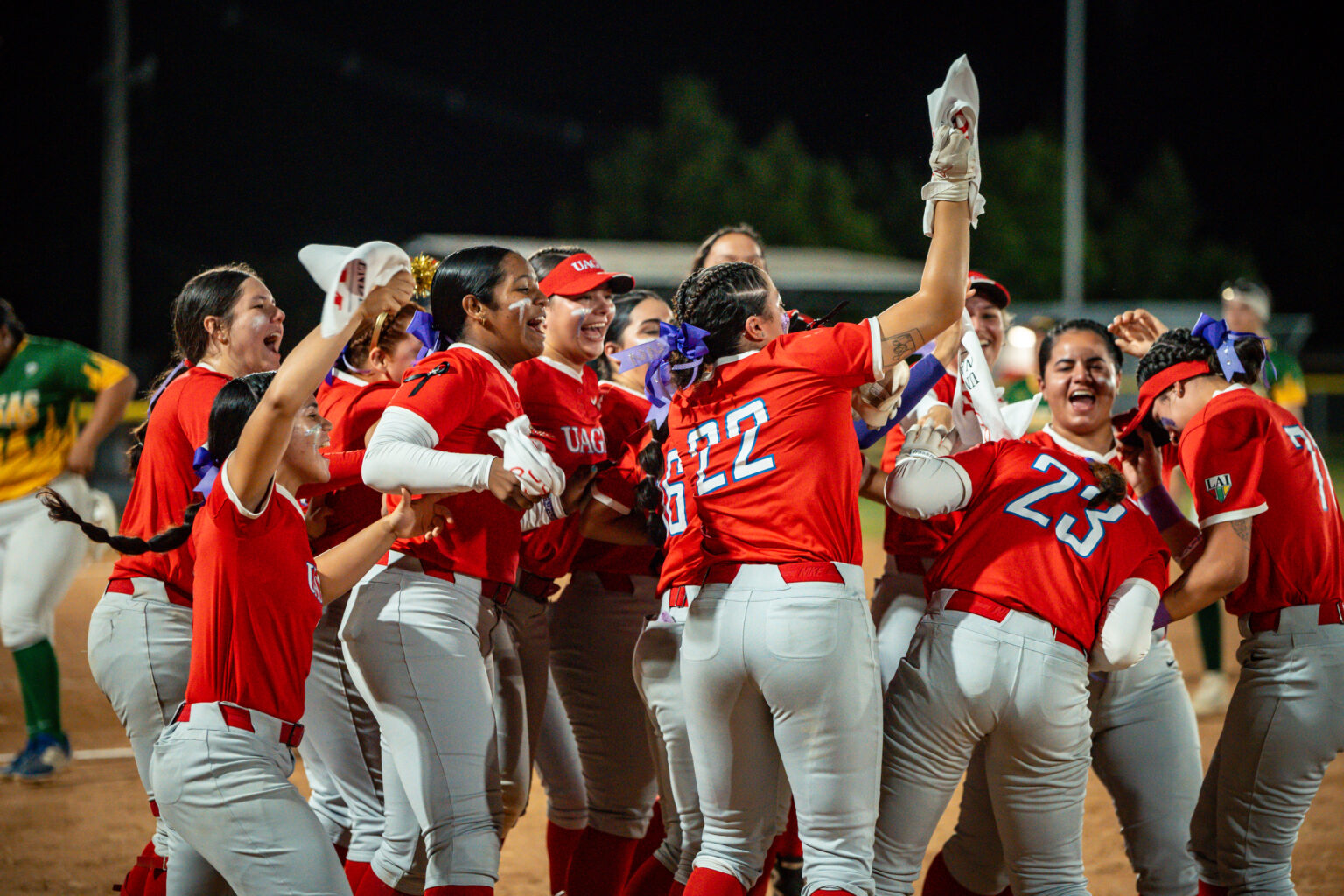 las taínas d ela uagm celebran su primera victoria en la final de sóftbol de la lai.jpg (luis ortiz lai)