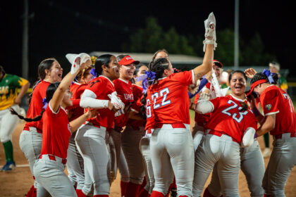 las taínas d ela uagm celebran su primera victoria en la final de sóftbol de la lai.jpg (luis ortiz lai)