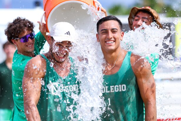 todo es alegría. césar flores y leandro lópez son bañados con hielo como manifestación de celebración por su bicampeonato en el voleibol de playa. (fabian meza lai)