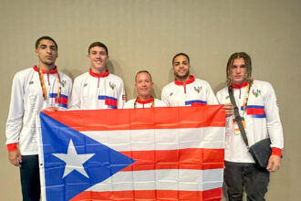 el equipo masculino de los gallitos de la upr de río piedras y su dirigente grimaldi maldonado . estos culminaron invictos en la fase de grupo.jpg (suministrada)