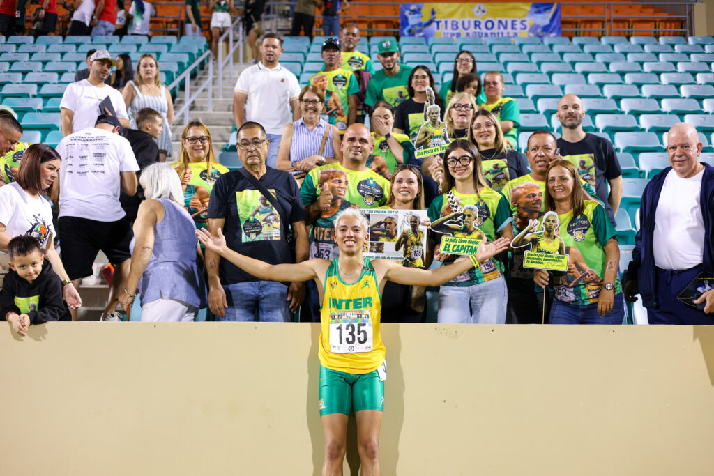 la fanaticada en apoyo a héctor pagán por 25 vueltas.jpg (fabian meza lai)