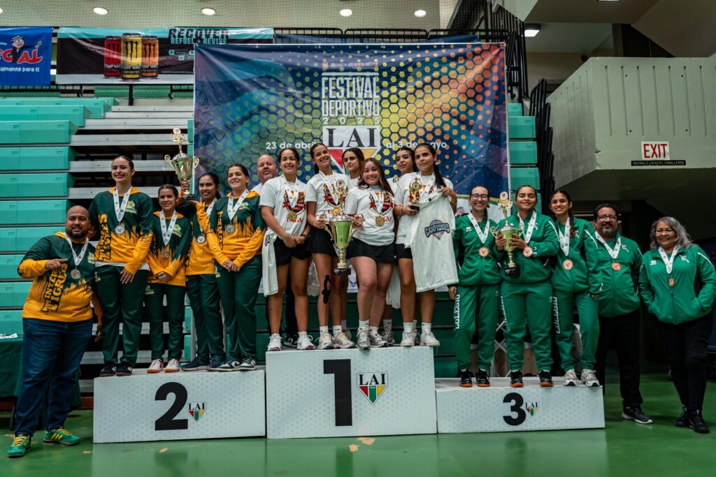 premiación de tenis de mesa femenino, primer lugar la uagm, segundo lugar la uipr y tercer lugar la upr de mayagüez.jpeg (luis ortiz lai)