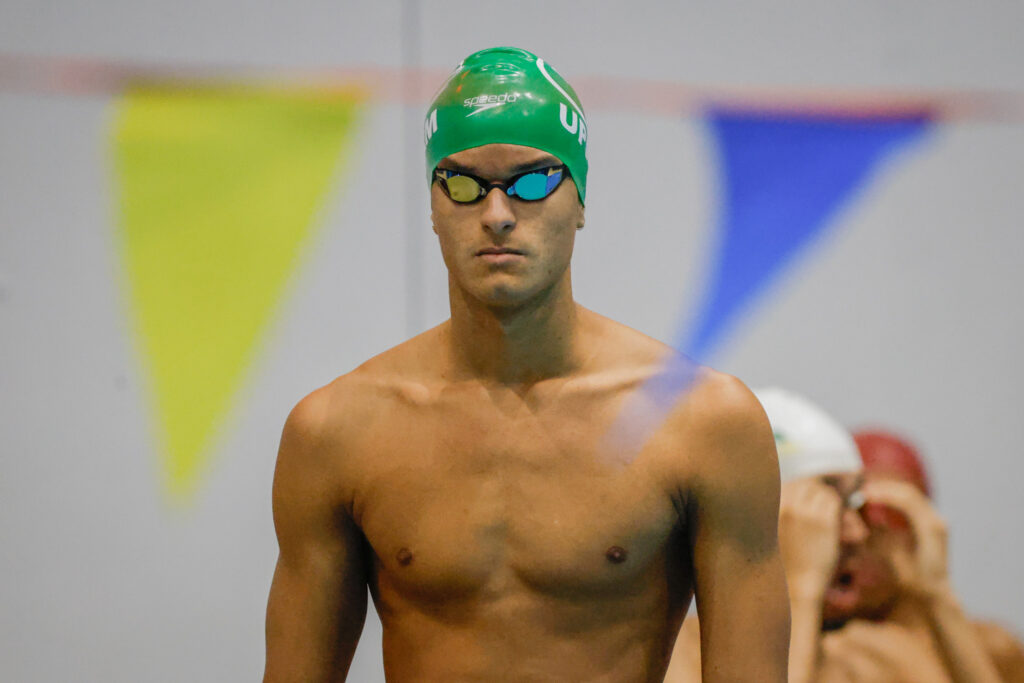 nadadores y nadadoras de ocho universidades salen a competir en la primera clasificatoria para el campeonato de piscina corta de la lai. (lai)