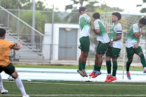 kevin torres patea para la portería en el partido contra la upr de mayagüez. (luis f. minguela lai)