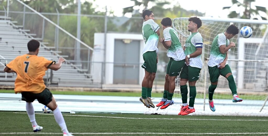 la upr de mayagüez busca una victoria sobre los bicampeones gallitos de la upr de río piedras. luis f. minguela lai)