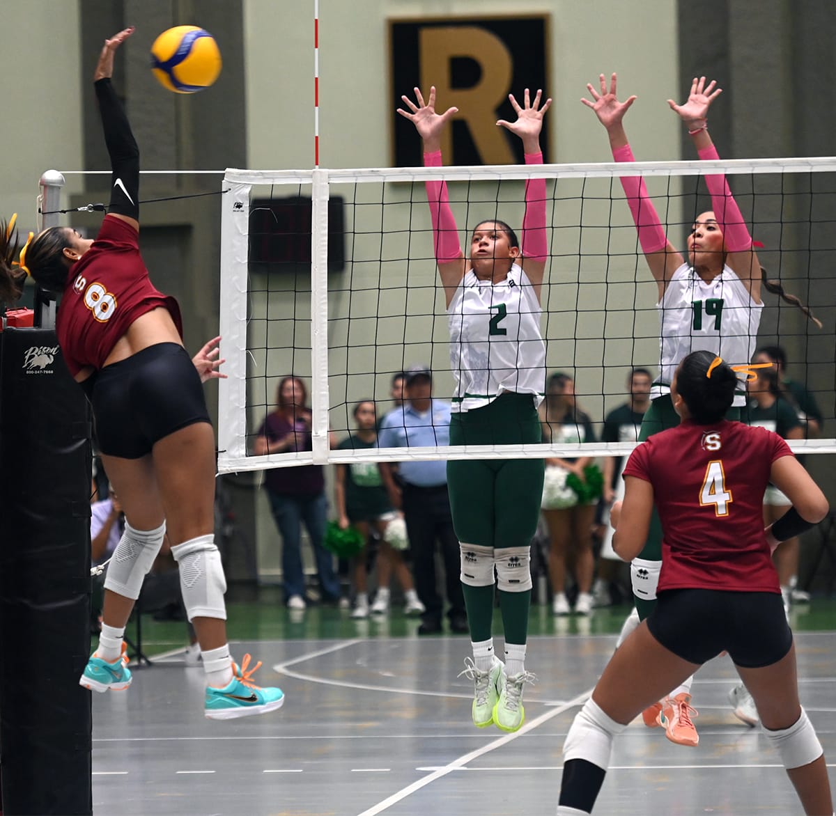 las juanas de la upr de mayagüez pararon a las delfinas de la usc. (l. minguela lai)