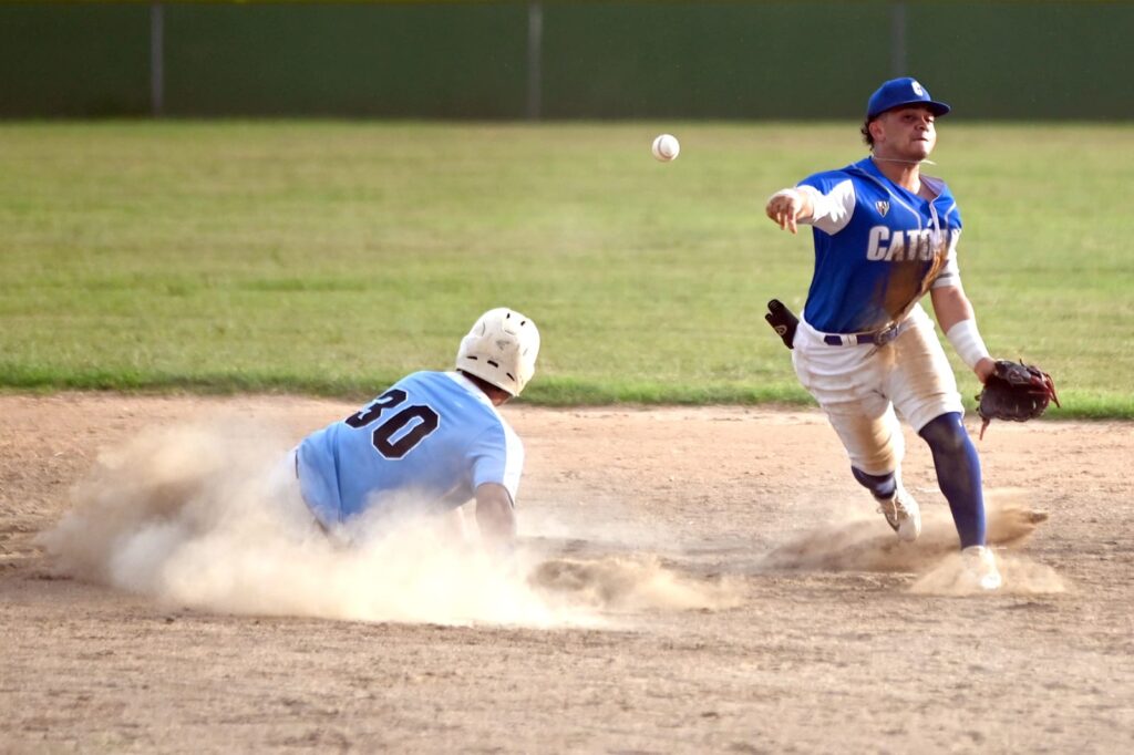 los vaqueros de la upr de bayamón y los pioneros de la pucpr buscan posicionarse en la postemporada del béisbol de la lai. (lai)