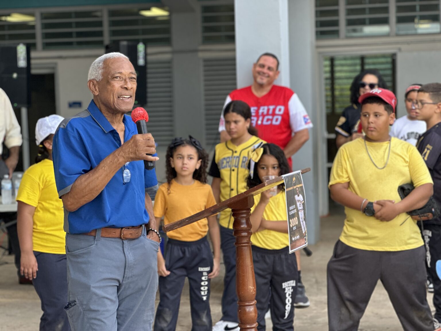 santos alomar conde amigo y compañero de roberto clemente compartió con la comunidad escolar de el coquí en salinas.jpg (lai)
