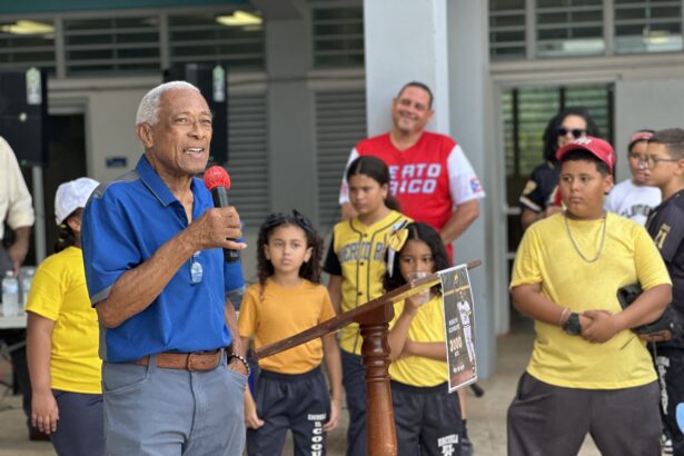 santos alomar conde amigo y compañero de roberto clemente compartió con la comunidad escolar de el coquí en salinas.jpg (lai)