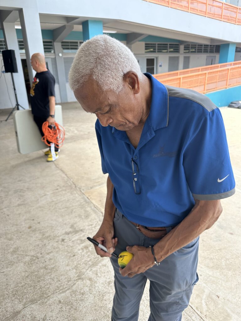 santos alomar conde firmó la bola con el que se dio el hit 3000 en la escuela del coquí. (zacha acosta lai)