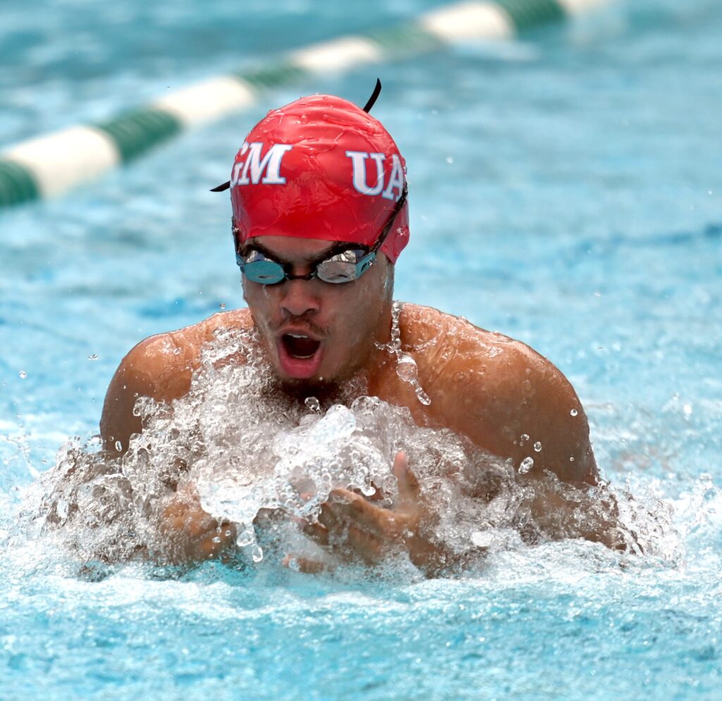 todos los nadadores van en busca de su mejor marca que los clasifique a la final que se celebrará la primera semana de diciembre. (luis f. minguela lai)