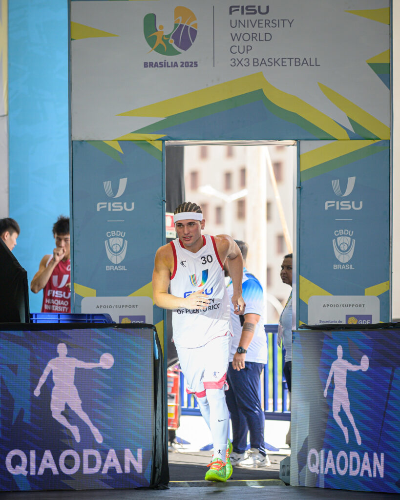 fernando caballero uno de los hombres importantes de los gallitos de la upr de río piedras. (fisu)
