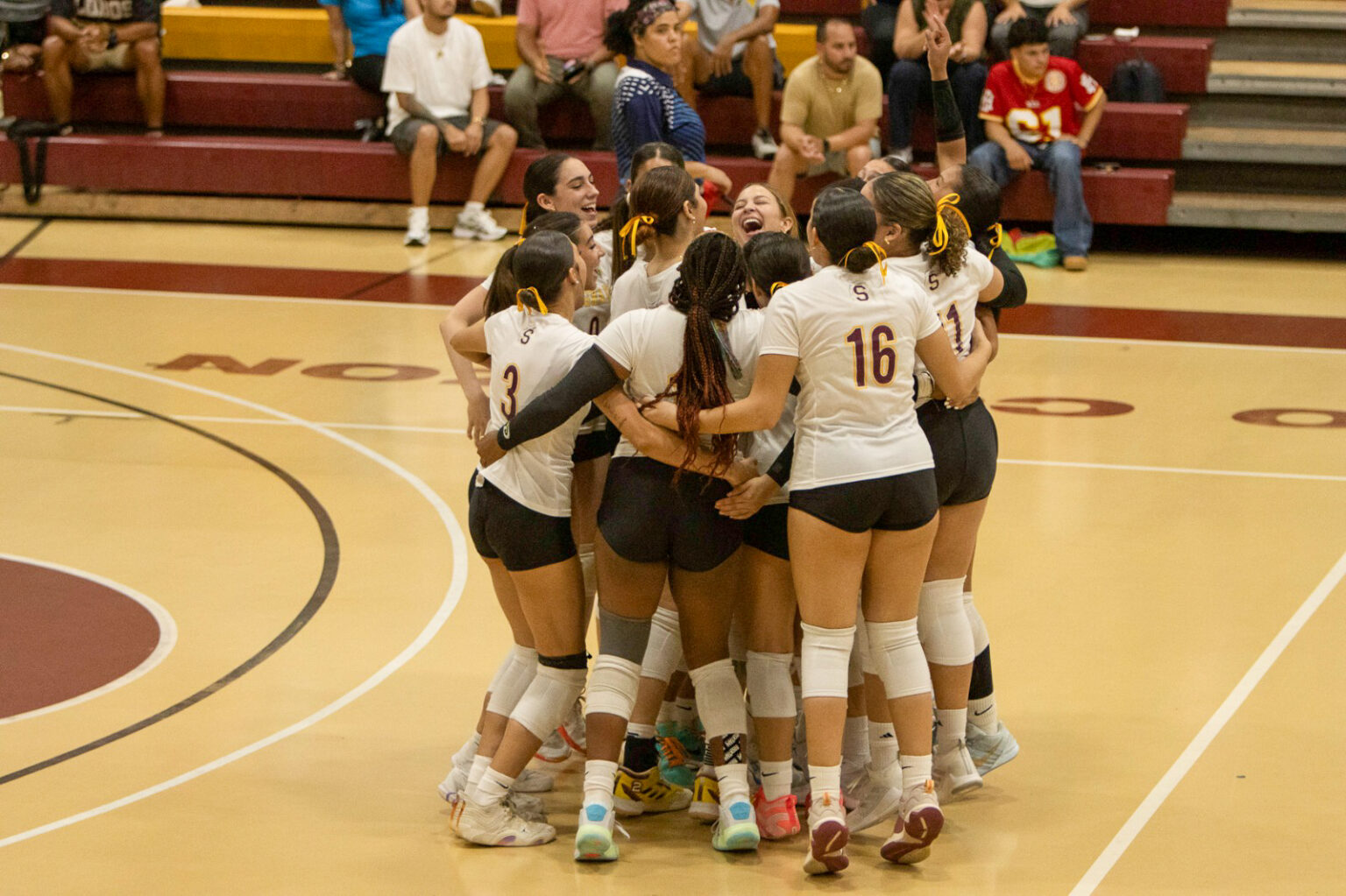 las delfinas de la usc pudieron superar con el fuerte empuje con el que llegaron las lobas de la upr de arecibo en el primer partido de la semifinal de voleibol.jpg (christian ayuso lai)
