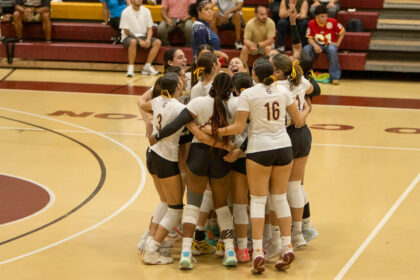las delfinas de la usc pudieron superar con el fuerte empuje con el que llegaron las lobas de la upr de arecibo en el primer partido de la semifinal de voleibol.jpg (christian ayuso lai)