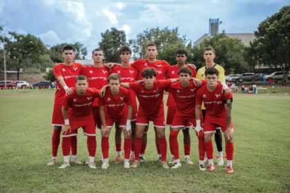 los bicampeones gallitos de la upr de río piedras pasaron con el primer lugar a la postemporada. (ariana rodríguez lai)