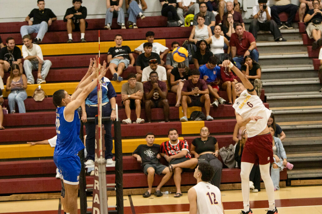 los delfines de la usc siguen su camino a la final de forma invicta al vencer en el primer partido de los castores de la poiltécnica en la semifinal del voleibol.jpg (christian ayuso lai)