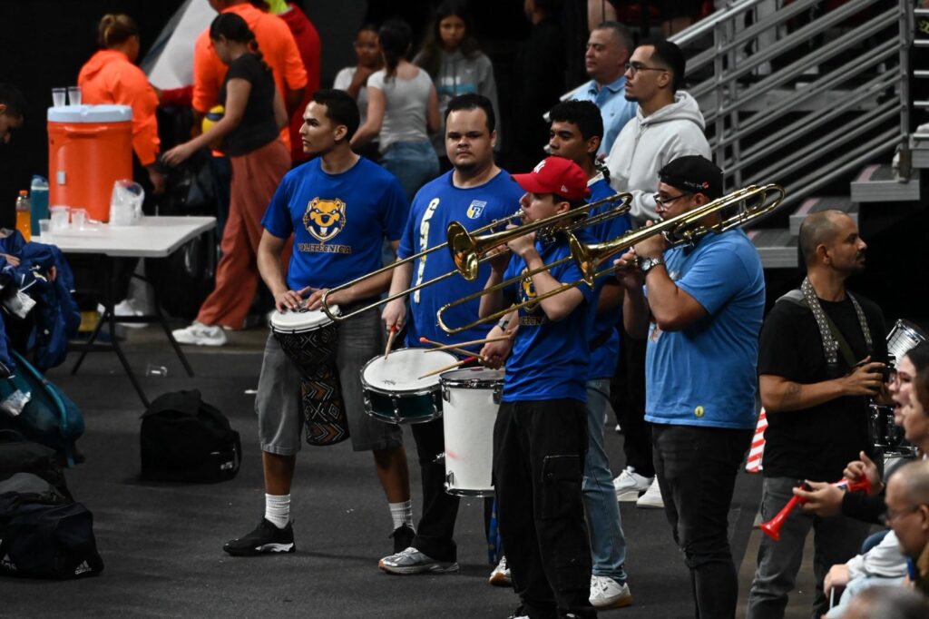al ritmo de batucadas se vivió el ambiente del voleibol universitario en el roberto clemente.jpeg (jorge colón lai)