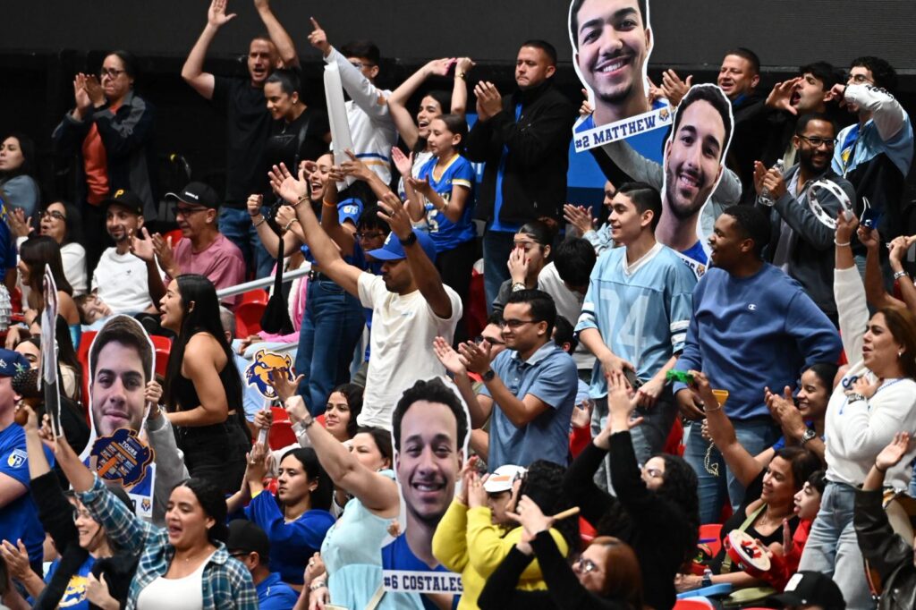 ambiente en el coliseo roberto clemente.jpeg (jorge colón lai)