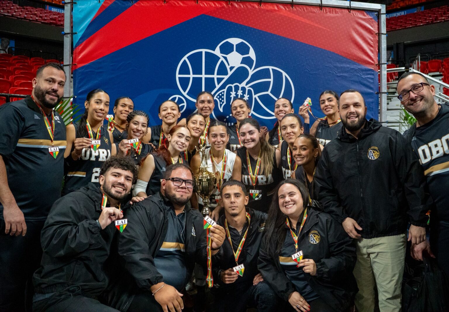 celebración en el norte la upr de arecibo gana bronce en el voleibol femenino de la lai.jpeg (ariana rodríguez lai)